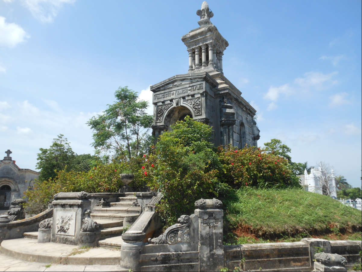 Cementerio Colón, la Habana, Cuba. Capilla de la familia Franchi-Alfaro Cementerio Colón, la Habana, Cuba. Capilla de la familia Franchi-Alfaro