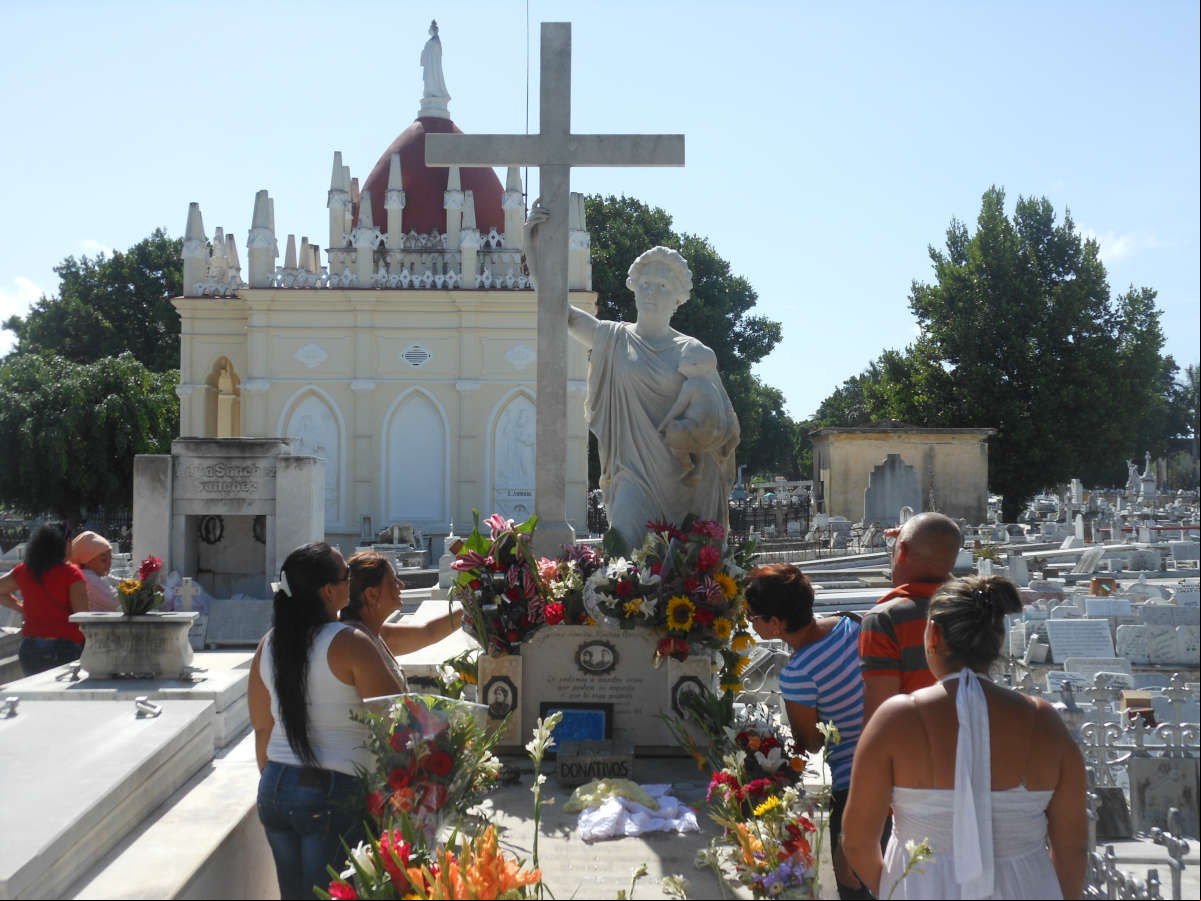 Tumba de Amelia Goyri, la Milagrosa de Cuba en el Cementerio Colón Tumba de Amelia Goyri, la Milagrosa de Cuba en el Cementerio Colón