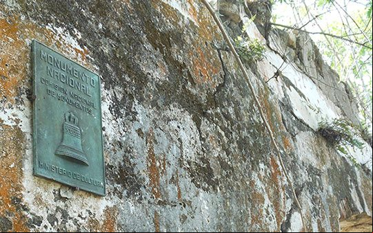 Lápida o placa que declara los restos del Ingenio Alejandría son un Monumento Nacional de Cuba