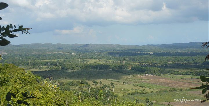 El Valle del Yumuri, al fondo el Cuabal Tres Ceibas de Clavellinas